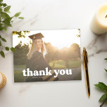 Cartão Postal Graduação da Tipografia Trendy Obrigado<br><div class="desc">Este cartão postal Obrigado segue perfeitamente com os nossos cartões de anúncio de Graduação ao estilo Retro. Simplesmente personalize todos os seus detalhes e uma foto da sua graduação para simplesmente dizer obrigados! Cores e designs adicionais estão disponíveis na minha loja zazzle ou para mais mensagens de personalização</div>
