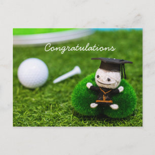 Cartão Postal Graduação de golfe com bola de golfe e tee no verd