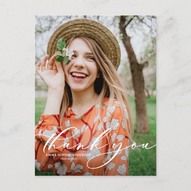 Cartão Postal Graduação de Retratos com Script Whimsical Obrigad (Frente)