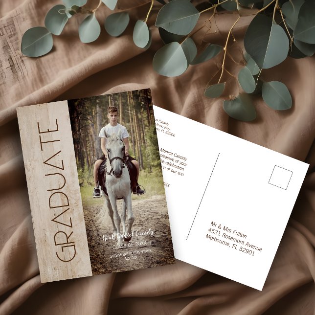 Cartão Postal Graduação de Unisex com Foto de Madeira Rústica Mo (Modern Rustic Wood Photo Unisex Graduation Invitation Postcards.)
