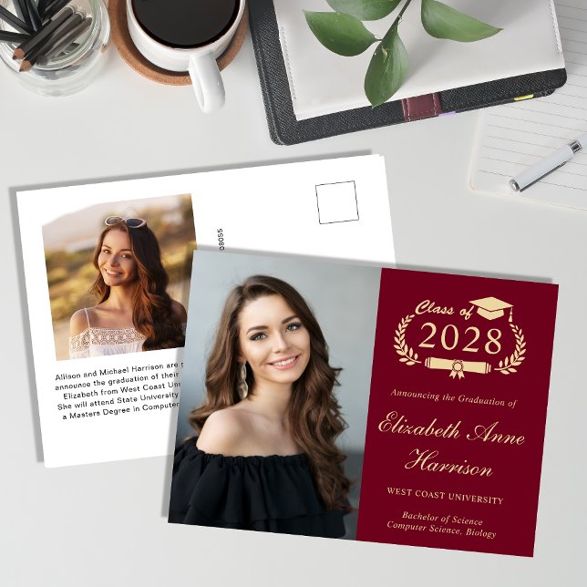 Cartão Postal Graduação Dourada Elegante do Burgundy (Share the pride and excitement of your graduate's achievement with friends and family near and far)