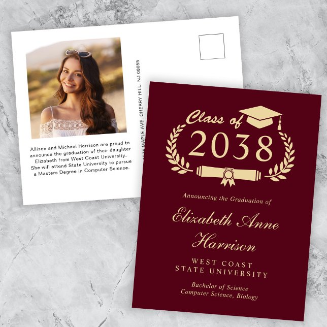 Cartão Postal Graduação Dourada Elegante do Burgundy (An elegant college graduation announcement to celebrate the graduate's achievements)
