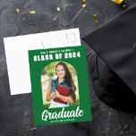 Cartão Postal Graduação Moderna do Arch de Fotografia do Formand<br><div class="desc">Este cartão-postal do formando de fotos personalizado,  verde e branco,  moderno,  apresenta seu segundo grau ou nome de faculdade para a classe de 2024. Personalize com o seu nome sob o chic,  o guião manuscrito em negrito e o trendy arch para um cartão postal de graduação personalizado de excelente.</div>