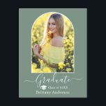 Cartão Postal Graduação Verde do Boné Arch Moderno<br><div class="desc">Quadro Fotográfico de Arch Moderno - Script de Caligrafia de Tendy - Cartão-postal de Anúncio de Graduação de Fotografias - Verde de Sage - Boné de formatura</div>