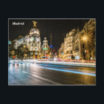 Cartão Postal Gran Via<br><div class="desc">Gran Vía de Madrid é uma das principais ruas compradas da capital espanhola,  famosa pelos seus edifícios clássicos decorados com luzes de néon. A sua configuração atual é o resultado de uma enorme reforma urbana realizada no final do século XIX.</div>