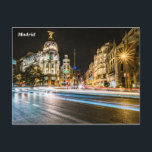 Cartão Postal Gran Via<br><div class="desc">Gran Vía de Madrid é uma das principais ruas compradas da capital espanhola,  famosa pelos seus edifícios clássicos decorados com luzes de néon. A sua configuração atual é o resultado de uma enorme reforma urbana realizada no final do século XIX.</div>