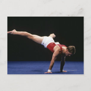 Cartão Postal Gymnast masculino fazendo uma rotina no chão