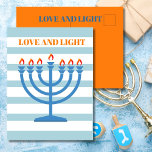 Cartão Postal Hanukkah Modern Menorah Blue Greeting Card<br><div class="desc">Mude seu desejo de Chanucá com este moderno design Menorah striped. Ainda usando as cores sazonais tradicionais. O azul Menorrah tem chamas laranja. Blues e laranjas. Há espaço para a sua mensagem de feriado no verso com a palavra "Amor e luz" que pode ser apagada se não quiser usá-la. Saudação...</div>