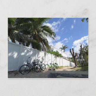Cartão Postal Hawaii Bikes estacionado na praia Lanikai