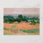 Cartão Postal Haystack at Giverny - Claude Monet - 1886<br><div class="desc">Mostre às pessoas seu estilo e refinamento com esta reprodução de uma bela obra de arte intitulada "Haystack at Giverny" de Claude Monet. Paisagem mostrando um palheiro em um campo com uma fazenda no fundo. Pintado em 1886.</div>