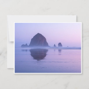 Cartão Postal Haystack Rock Cannon Beach em Dusk