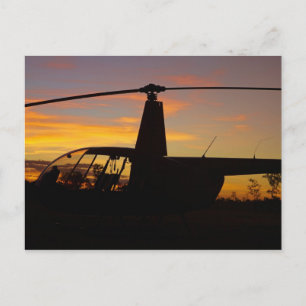 Cartão Postal Helicóptero Robinson R44 no pôr do sol