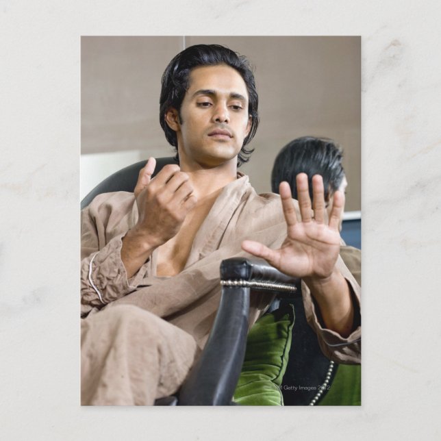 Cartão Postal Homem admirando sua manicura (Frente)
