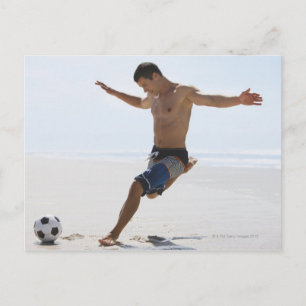 Cartão Postal Homem chutando bola de futebol na praia