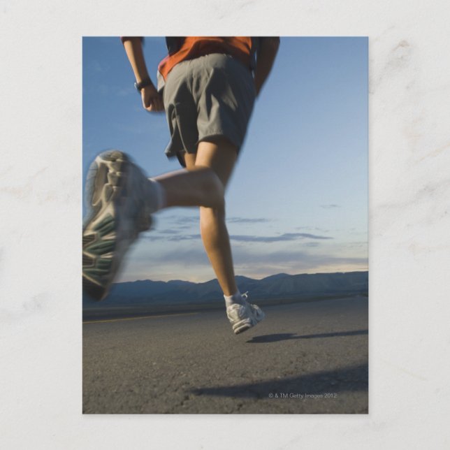 Cartão Postal Homem com artes atléticas em marcha (Frente)