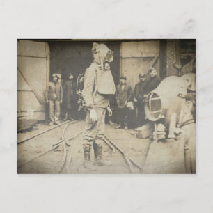 Cartão Postal Homem com capacete de oxigênio numa mina de carvão