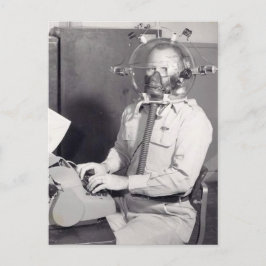 Cartão Postal Homem de máscara de gás retrô
