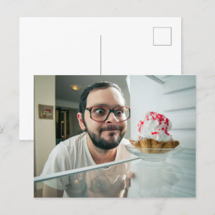 Cartão Postal Homem engraçado olhando para geladeira