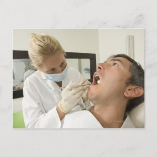 Cartão Postal Homem examinador de dentista feminino