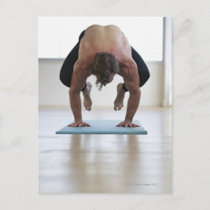 Cartão Postal Homem fazendo exercício na esteira de yoga