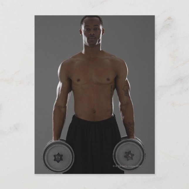 Cartão Postal Homem fisicamente ajustado erguendo esteiras (Frente)