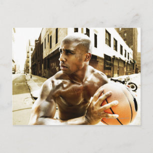 Cartão Postal Homem jovem segurando basquete