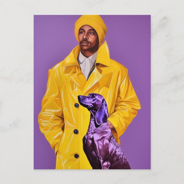 Cartão Postal Homem numa capa amarela com um cão roxo (Frente)