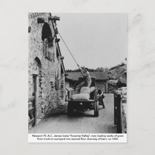 Cartão Postal Homens carregando grãos do caminhão, Newport Rho