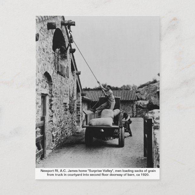 Cartão Postal Homens carregando grãos do caminhão, Newport Rhode (Frente)