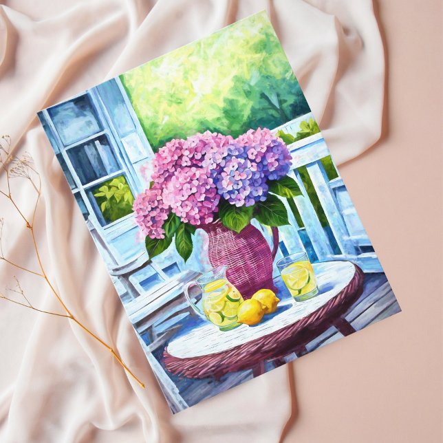 Cartão Postal Hortênsia Roxa com Limonada no Pórtico de Vime (Share sunny greetings with this vibrant hydrangea and lemonade summer postcard.)