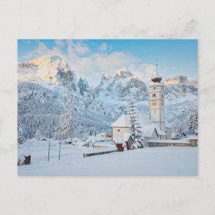 Cartão Postal Igreja coberta de neve com fundo de montanha