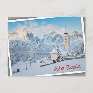 Cartão Postal Igreja coberta de neve com fundo de montanha