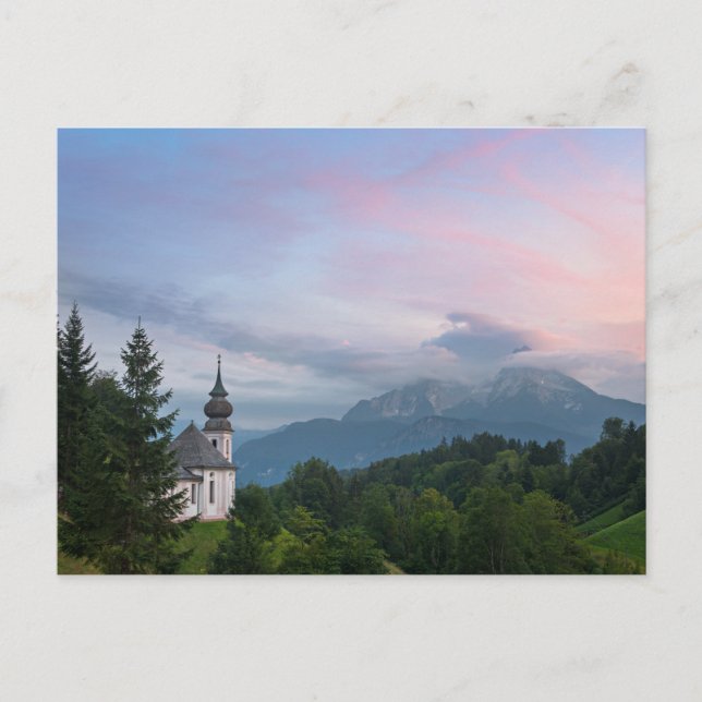 Cartão Postal Igreja com montanhas alpinas no pôr do sol (Frente)