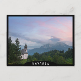 Cartão Postal Igreja com montanhas alpinas no pôr do sol