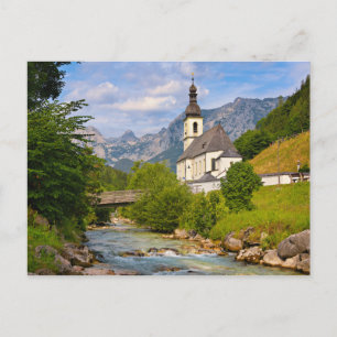 Cartão Postal Igreja de montanha com paisagem de riacho