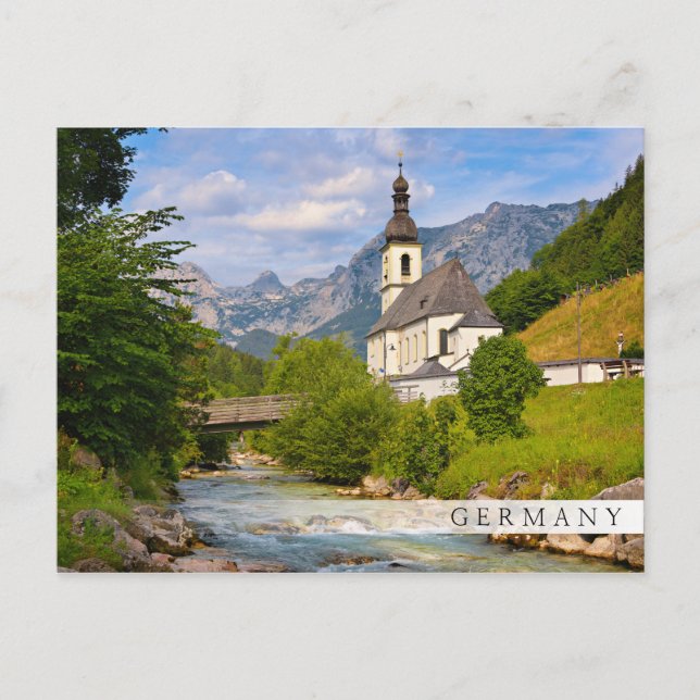 Cartão Postal Igreja de montanha com paisagem de riacho (Frente)