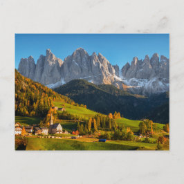 Cartão Postal Igreja e aldeia com paisagem de montanha postca