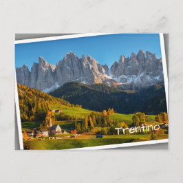 Cartão Postal Igreja e aldeia com paisagem de montanha postca