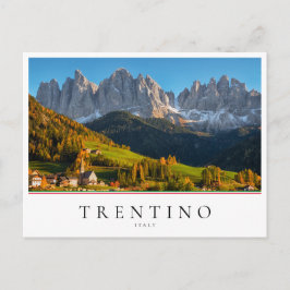 Cartão Postal Igreja e aldeia com paisagem montanhosa