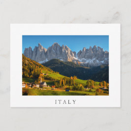 Cartão Postal Igreja e aldeia com paisagem montanhosa