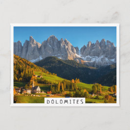 Cartão Postal Igreja e aldeia com paisagem montanhosa