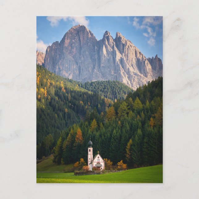 Cartão Postal Igreja em frente às montanhas Dolomites na Itália (Frente)
