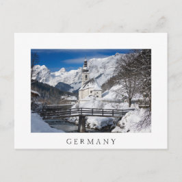 Cartão Postal Igreja na neve com montanhas alpinas