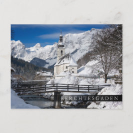 Cartão Postal Igreja na neve com montanhas alpinas