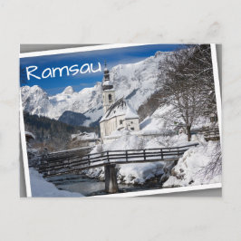 Cartão Postal Igreja na neve com montanhas alpinas