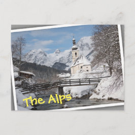 Cartão Postal Igreja na neve com montanhas alpinas no inverno