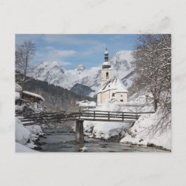 Cartão Postal Igreja na neve com montanhas alpinas no inverno