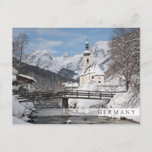 Cartão Postal Igreja na neve com montanhas alpinas no inverno