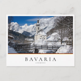 Cartão Postal Igreja na neve com montanhas dos Alpes