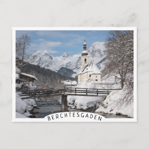 Cartão Postal Igreja na neve com montanhas dos Alpes no inverno